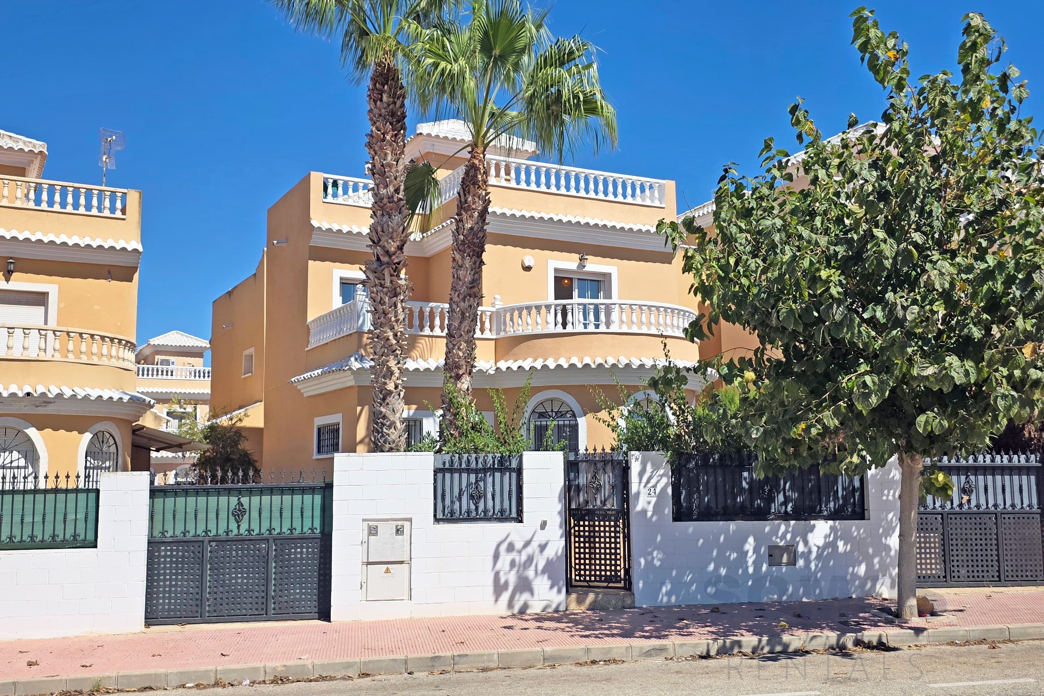 Villa Dali, Urb La Marina — photographie 1