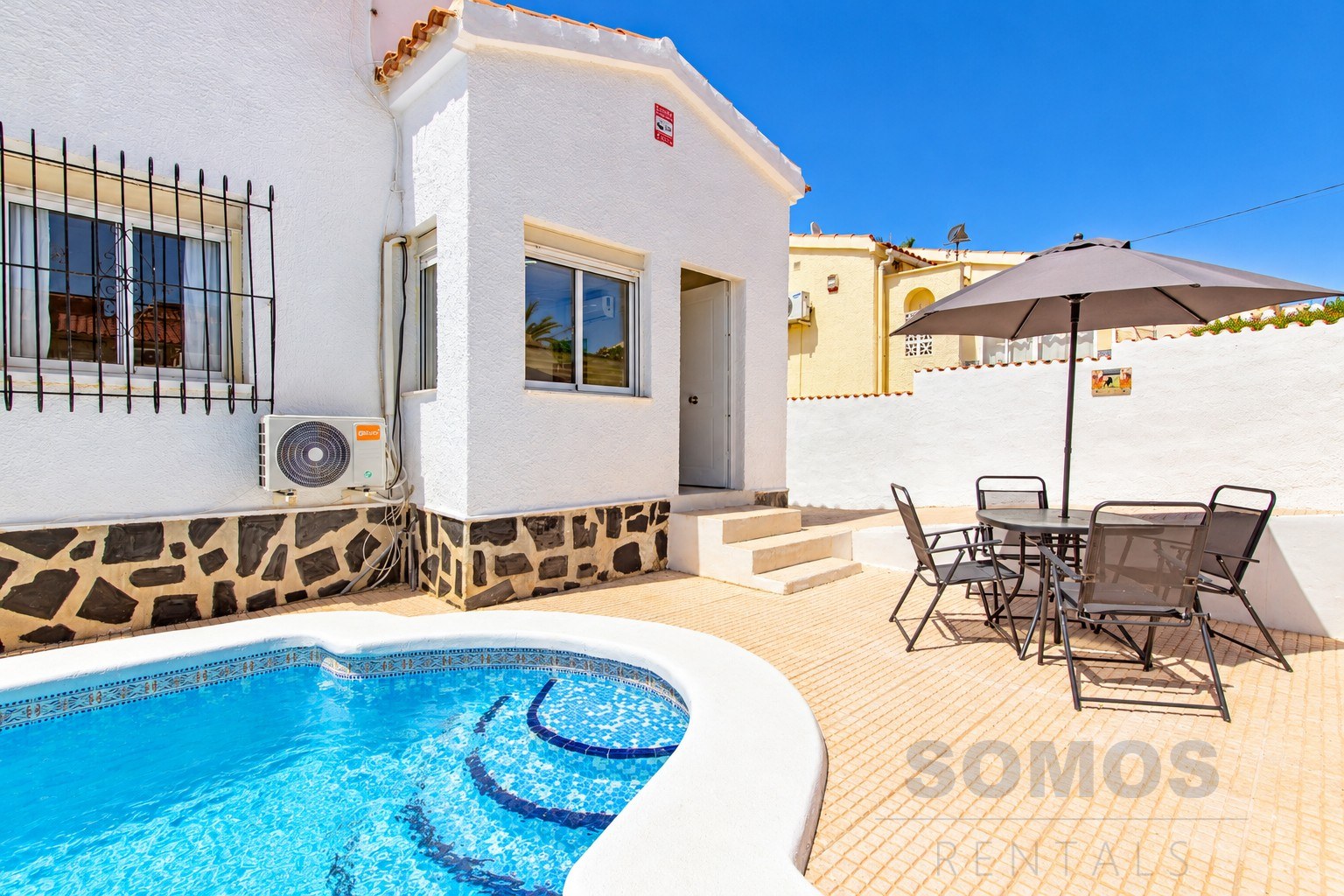 Private swimming pool — Villa Elche, Urb La Marina