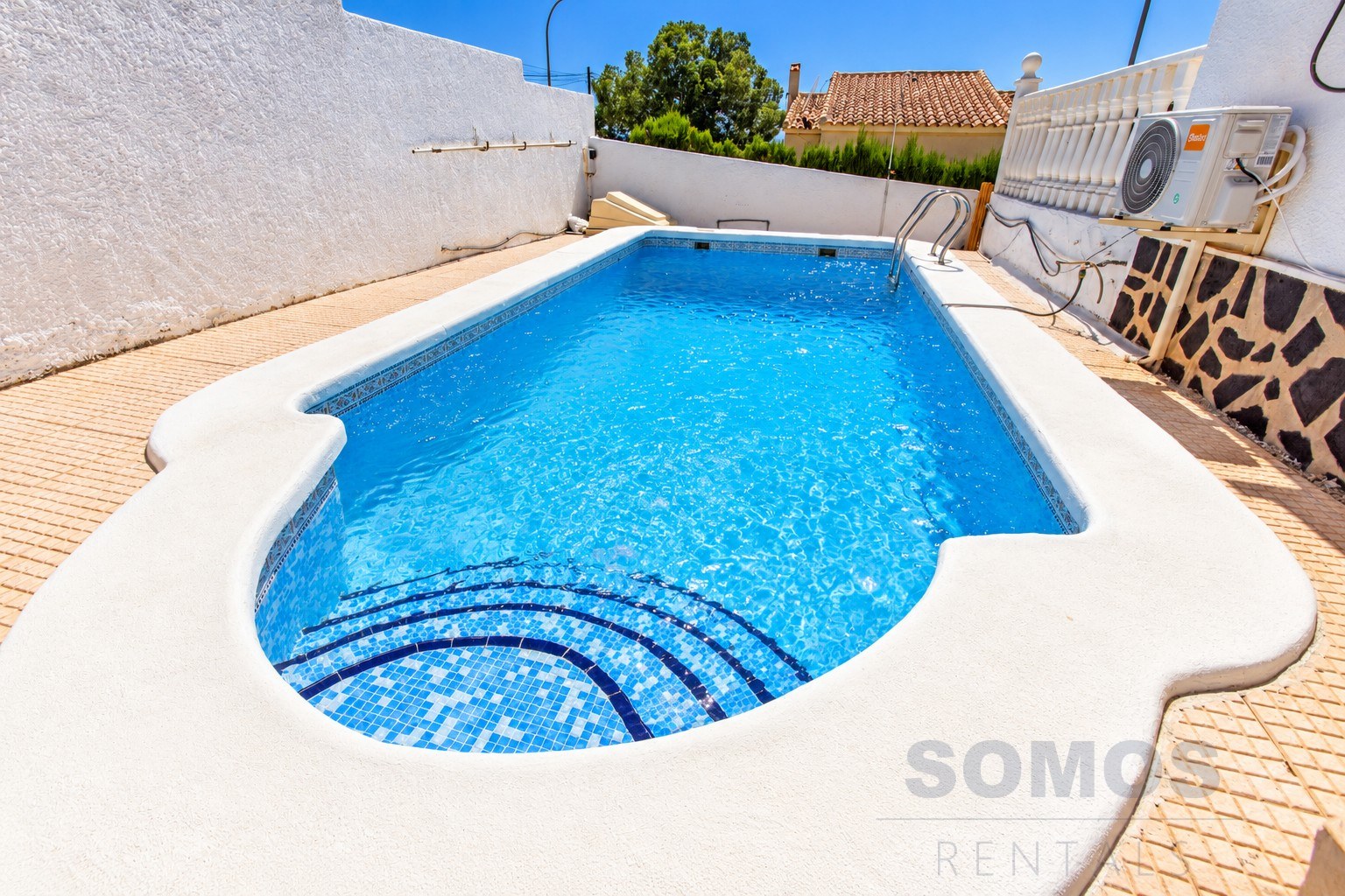 Private swimming pool — Villa Elche, Urb La Marina