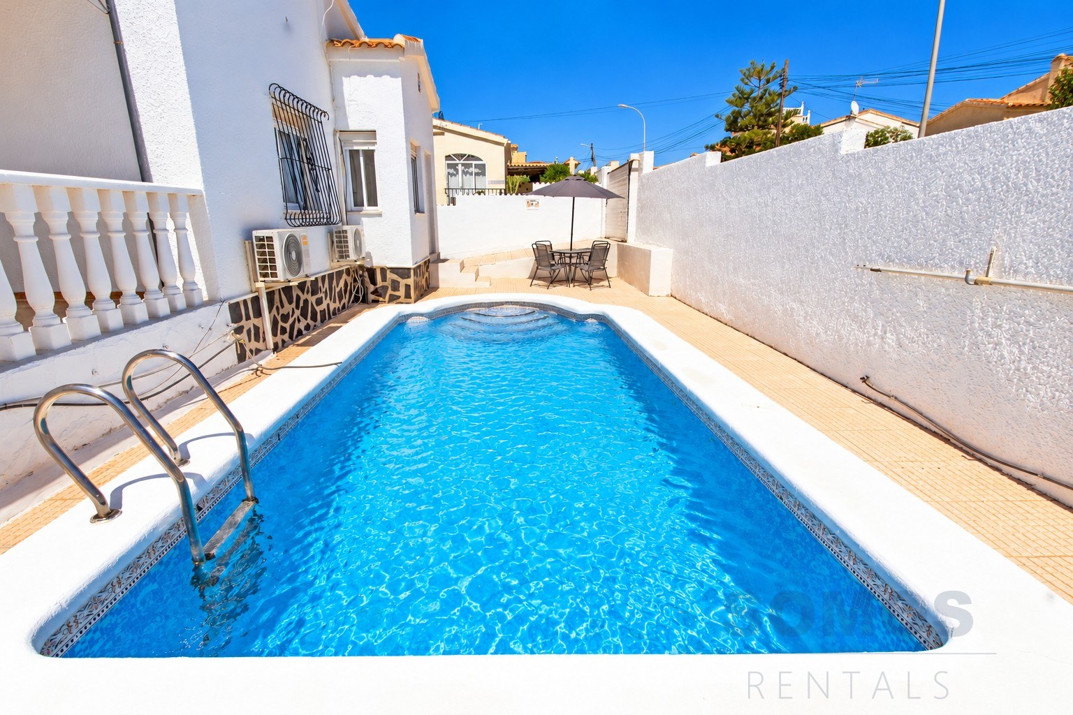 Private swimming pool — Villa Elche, Urb La Marina