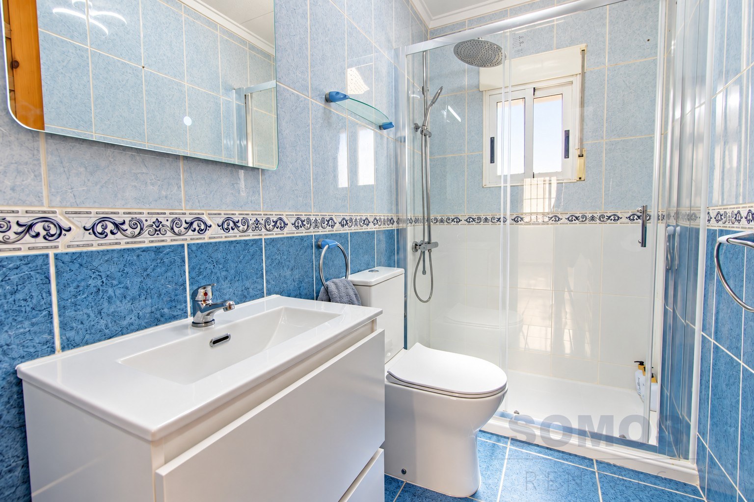 Bathroom 1 — Villa Elche, Urb La Marina
